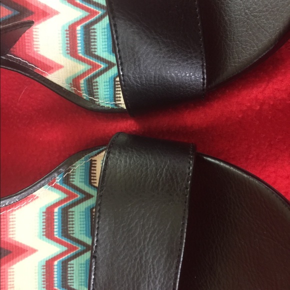 Black wedge heel sandals. - Picture 4 of 5